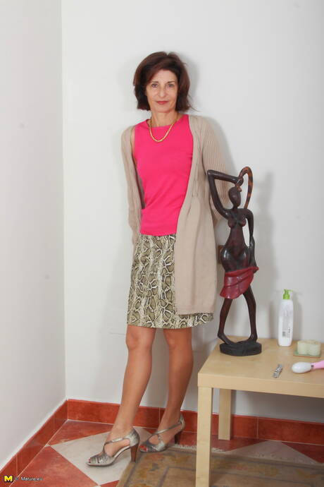 Mature NL invite you to explore a xxx photos with graceful woman in toying cunt scene