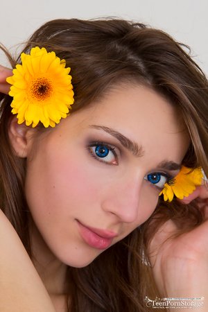 Teen Porn Storage offers a xxx picture gallery with Peach in boy fuck girl scene