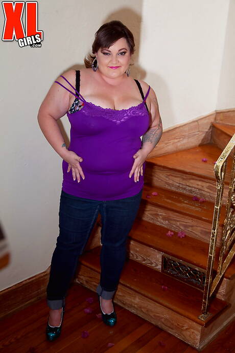 XL Girls are excited to present you with a gallery showcasing Billie Austin showing hot body